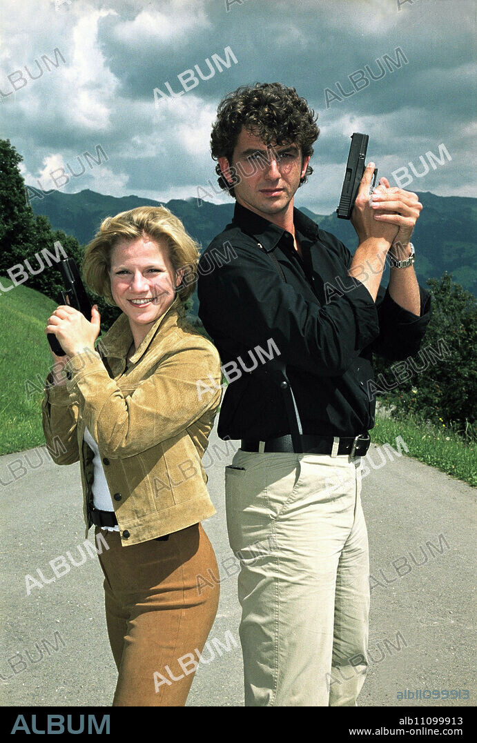 SOKO KITZ - ORF crime series / Half-time in the filming of the new ORF crime series "Soko Kitz" in the Alpine metropolis of Kitzbühel: Together with co-partner ZDF, the new series is being produced by ORF and produced by mungo-film. The main roles in "Soko Kitz" are played by the promising newcomers KRISTINA SPRENGER and HANS SIGL. Filming will continue until the end of August 2001. / Headline: SOKO KITZ.