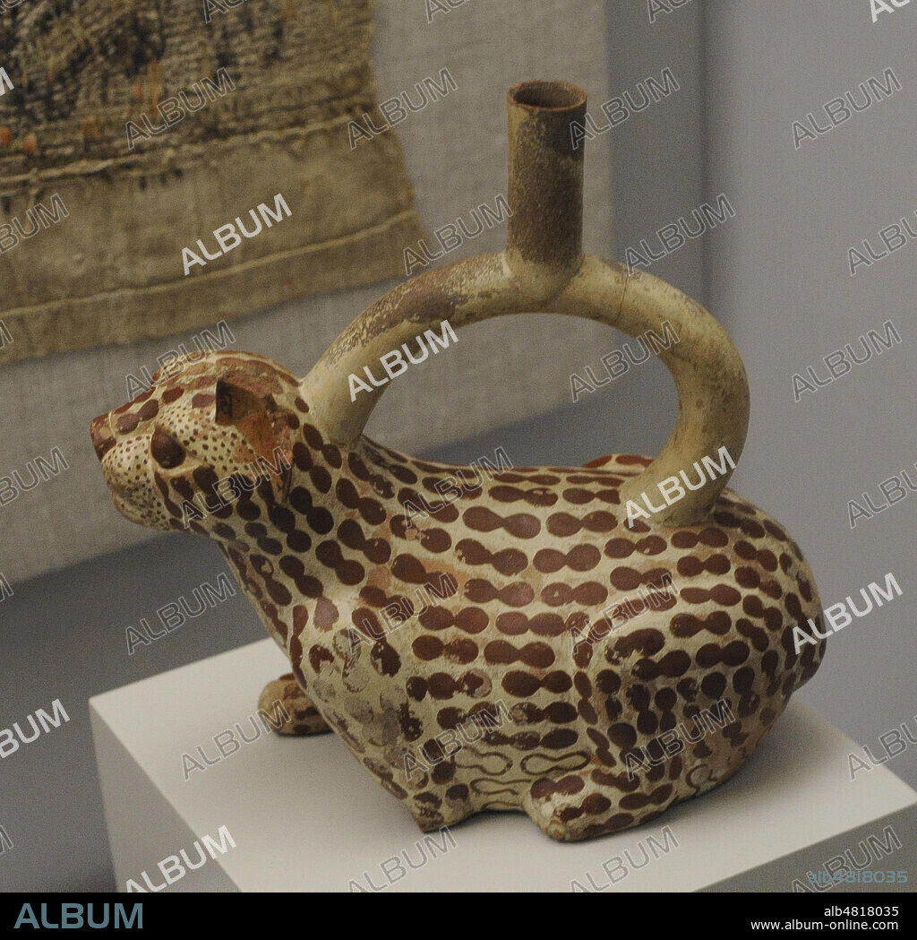 Vasija que representa un jaguar. El comercio de pieles exóticas tuvo un gran auge debido a su utilización como indumentaria de los grandes señores. Cerámica. Cultura Mochica (100 a. C.-700 d. C.). Perú. Museo de América. Madrid. España.