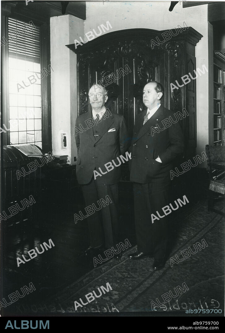 Madrid, 19/01/1935. Alejandro Lerroux, presidente del Consejo de Ministros, junto al lider de la CEDA, José María Gil Robles, en el domicilio del presidente del Congreso, Santiago Alba, con quien almorzaron.