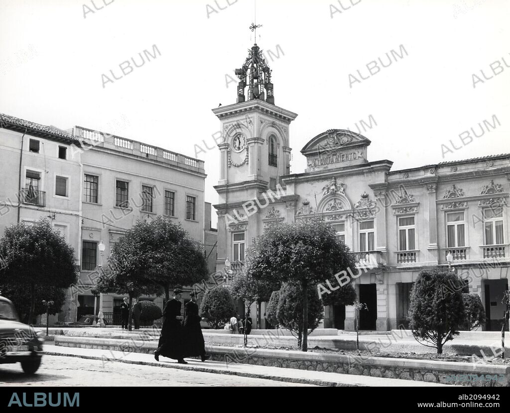 España. Castilla-La Mancha. Guadalajara. Vista del Ayuntamiento. Fotografía, año 1950.
