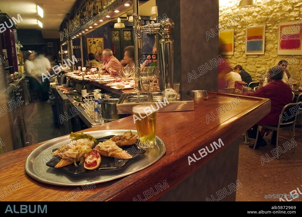 Donostia / San Sebastian; Bar "Iturrioz I" (zona centro / calle San Martín); barra con tapas / montaditos.