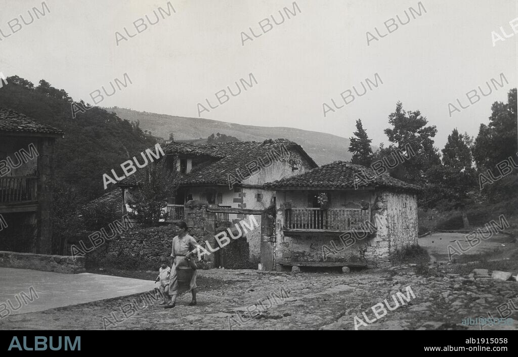 España. Casas típicas del medio rural en Galicia. Años 1950.