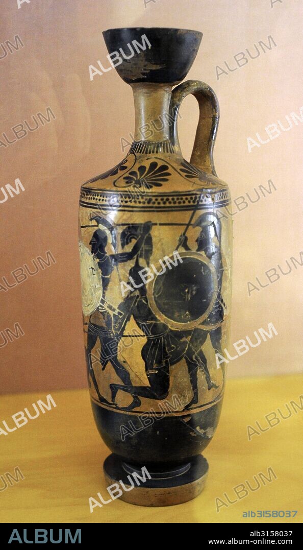Arte Griego. Lecito (vaso griego utilizado para almacenar aceite perfumado). Decorado con figuras negras. "Batalla entre Hoplitas". 500-490 a. C. Atribuida al pintor de Edimburgo. Museo del Hermitage (The State Hermitage Museum). San Petersburgo. Rusia.