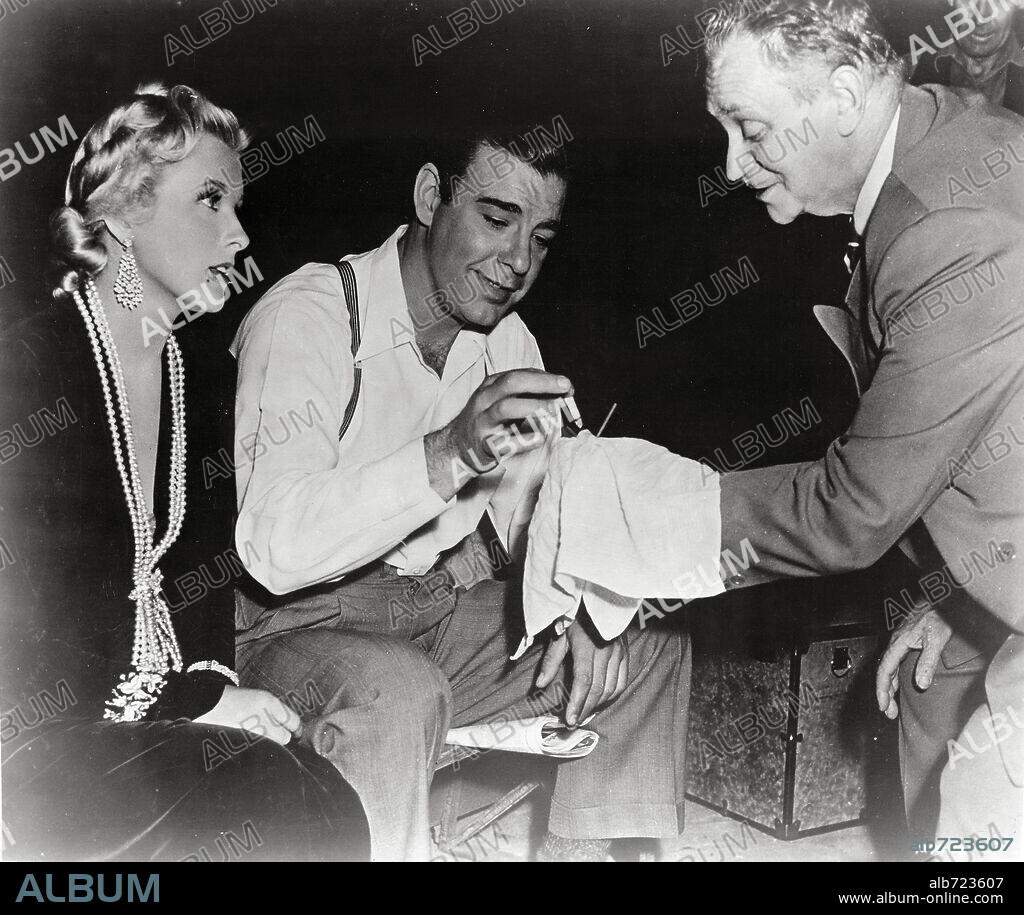 ILONA MASSEY, LON CHANEY JR. and ROY WILLIAM NEILL in FRANKENSTEIN MEETS THE WOLF MAN, 1943, directed by ROY WILLIAM NEILL. Copyright UNIVERSAL PICTURES.