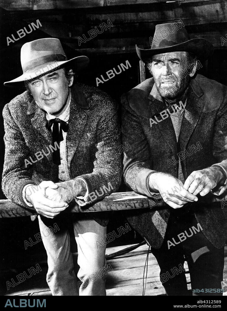 HENRY FONDA y JAMES STEWART en EL CLUB SOCIAL DE CHEYENNE, 1970 (THE CHEYENNE SOCIAL CLUB), dirigida por GENE KELLY. Copyright NATIONAL GENERAL PICTURES.