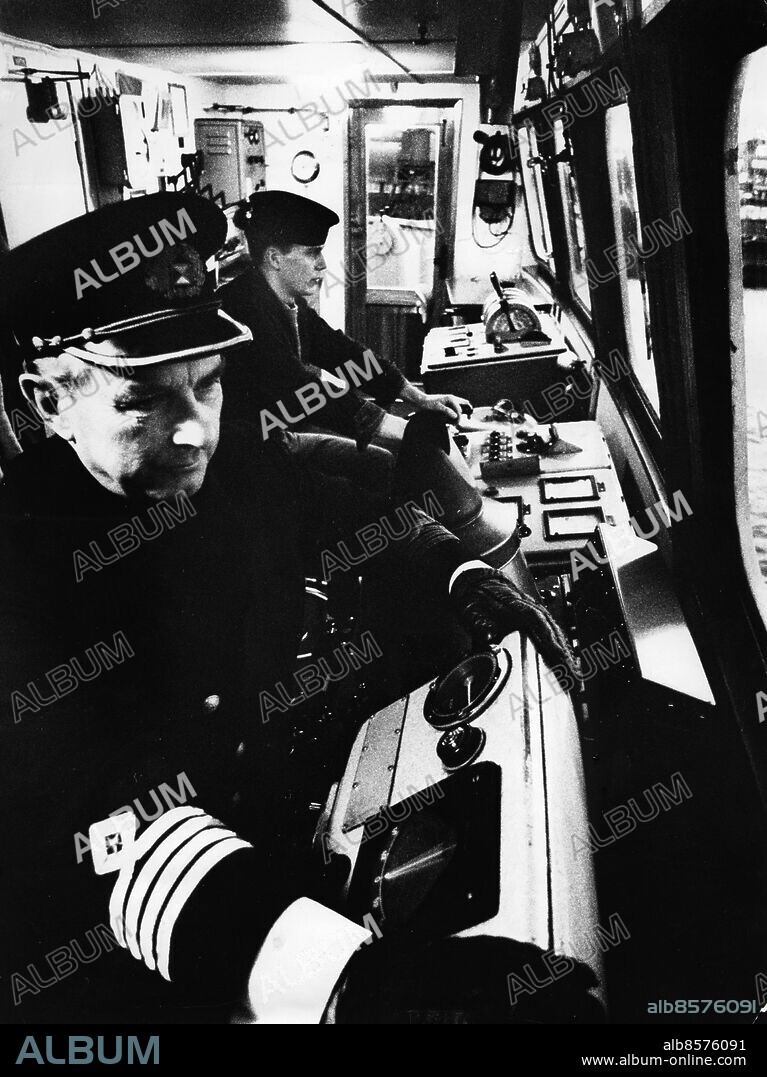 Kapten och rorgängare poå köpenhamnsfärjan Öresund Øresund. Kaptenen heter Göte Nilsson och matrosen Karl-Evert Eriksson.. Foto: Lennart Peters / Sydsvenskan / IBL Bildbyrå.