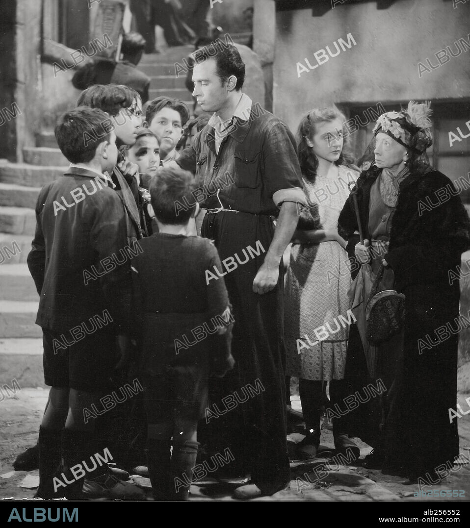 TONY LEBLANC en BARRIO, 1947, dirigida por LADISLAO VAJDA. Copyright DOPERFILME.