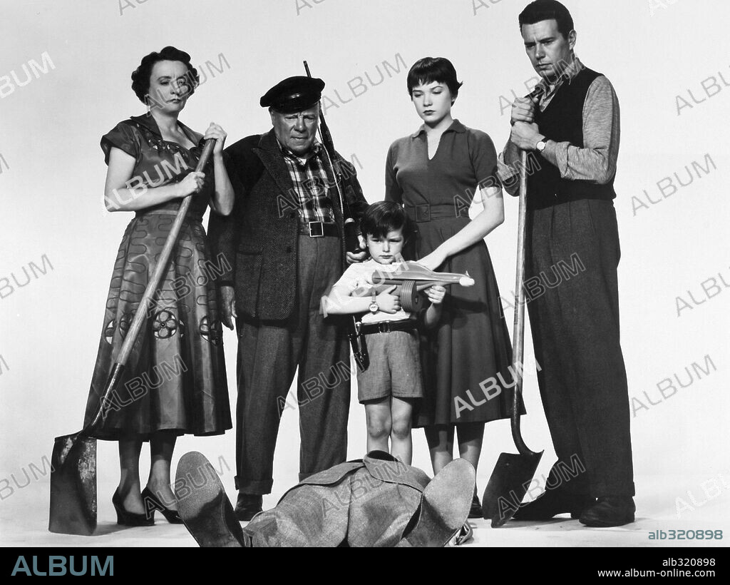 EDMUND GWENN, JERRY MATHERS, JOHN FORSYTHE, MILDRED NATWICK and SHIRLEY MACLAINE in THE TROUBLE WITH HARRY, 1955, directed by ALFRED HITCHCOCK. Copyright Alfred J. Hitchcock Productions.