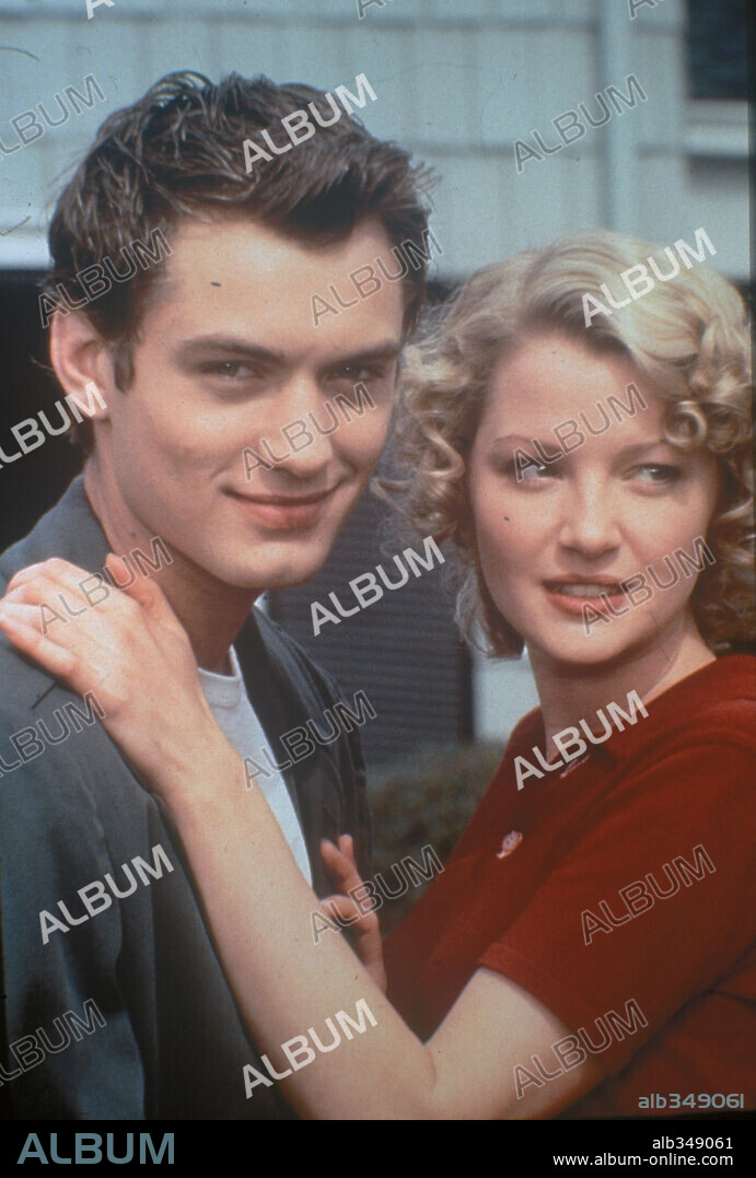 GRETCHEN MOL and JUDE LAW in MUSIC FROM ANOTHER ROOM, 1998, directed by CHARLIE PETERS.