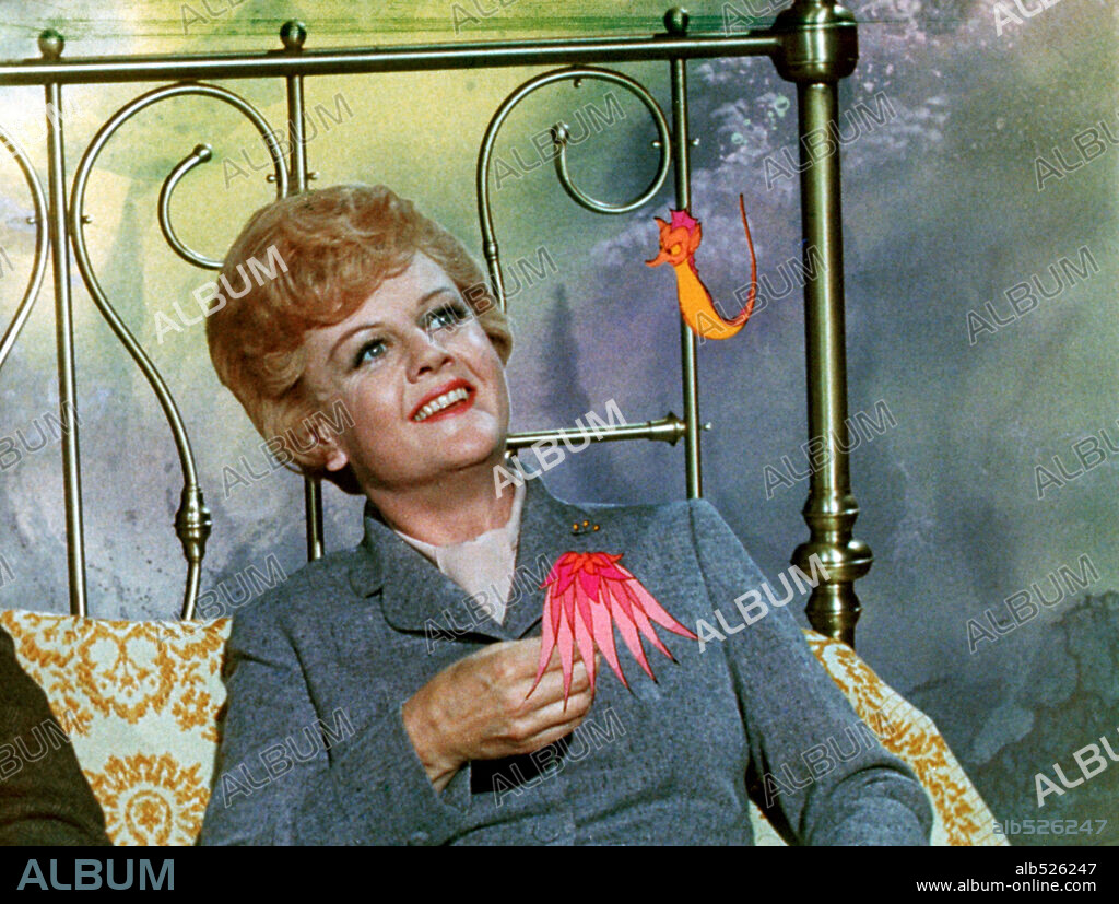 ANGELA LANSBURY en LA BRUJA NOVATA, 1971 (BEDKNOBS AND BROOMSTICKS), dirigida por ROBERT STEVENSON. Copyright WALT DISNEY PICTURES.
