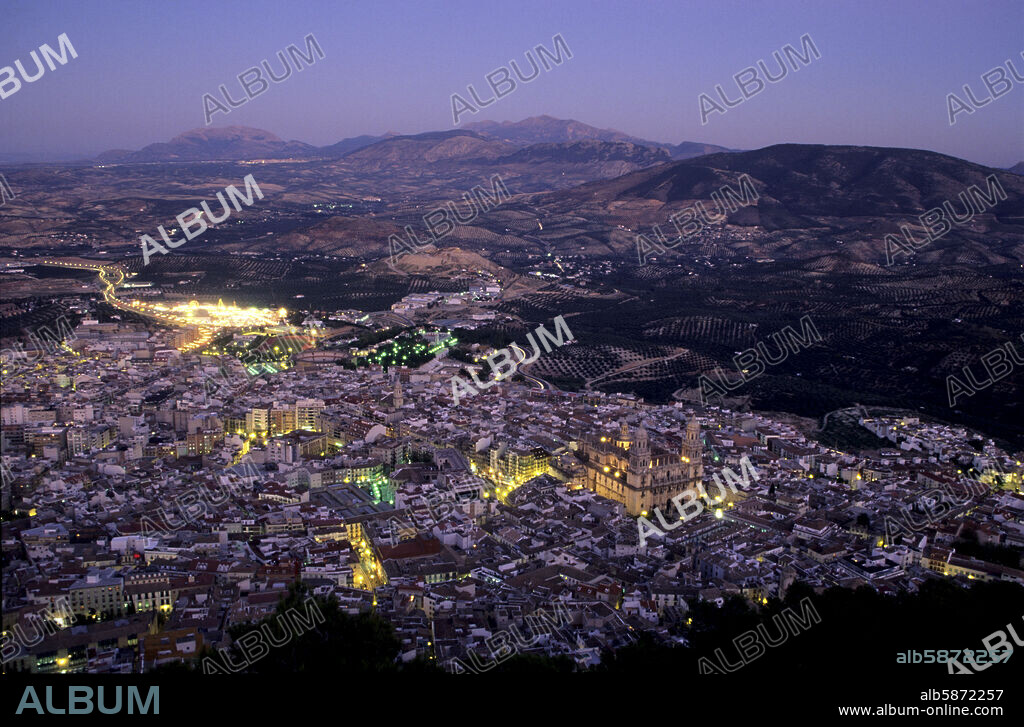 Jaén, vista aérea desde el Castillo; ciudad y catedral.