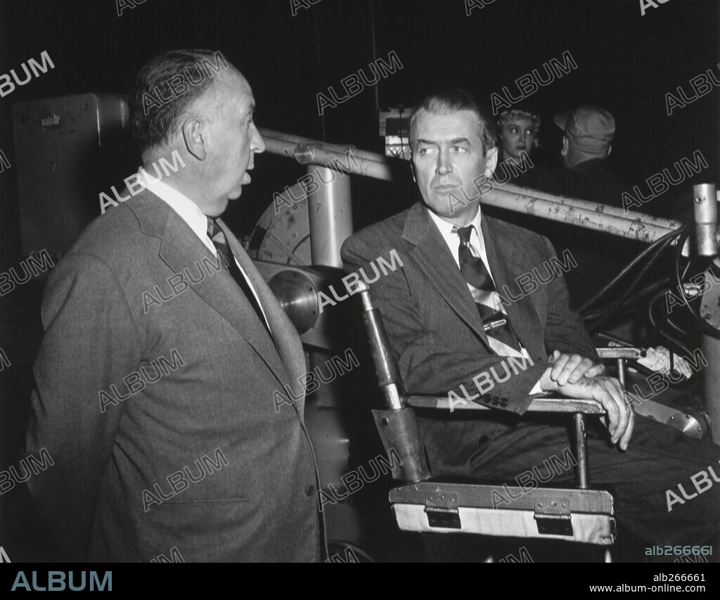 ALFRED HITCHCOCK y JAMES STEWART en EL HOMBRE QUE SABÍA DEMASIADO, 1956 (THE MAN WHO KNEW TOO MUCH), dirigida por ALFRED HITCHCOCK. Copyright PARAMOUNT PICTURES.