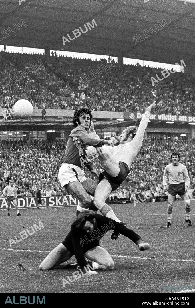 GÖTEBORG 1973-05-23.. Fotboll VM-kval Sverige - Österrike på Nya Ullevi. Roland Sandberg i kamp med österrikiska försvaret. *** Local Caption *** GP Kamerareportage / TT / Kod: 2524.