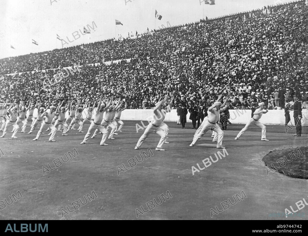 Atenas (Grecia), 06/04/1896. Acto inaugural de los Juegos Olímpicos en la capital griega, con la asistencia de los Reyes de Grecia e Inglaterra, y los Príncipes de Gales.