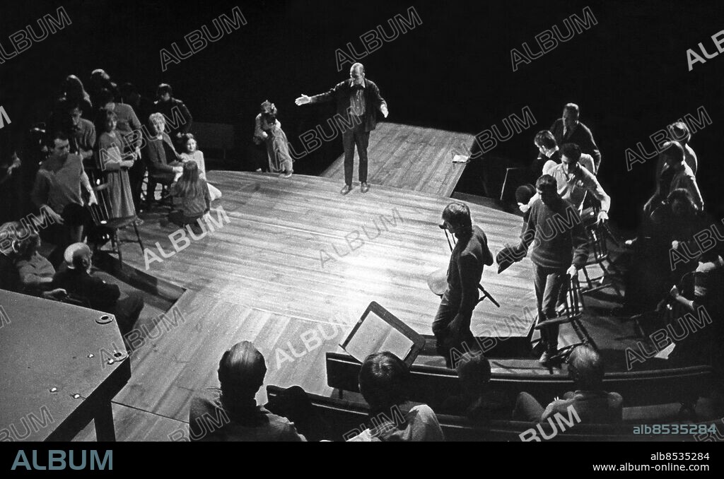 STOCKHOLM 1969-02-20. Regissör Ingmar Bergman instruerar skådespelarna under Dramatens repetitioner av Georg Büchner pjäs "Woyzeck ". För första gången har Dramatens stora scen offentliga repetitioner.. Foto: Jan Collsiöö / Pressens Bild / TT / Kod: 1001.