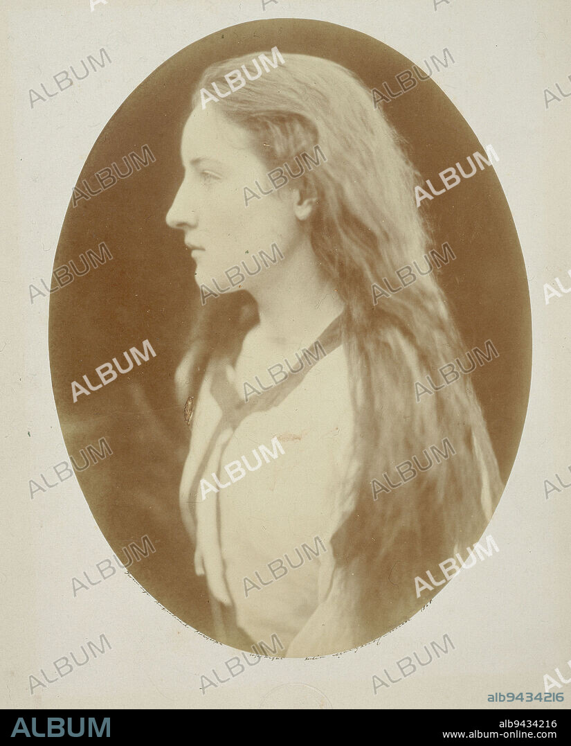 ('The Vestal ' - La vestale) Hattie Campbell, Cameron, Julia Margaret, Photographer, En 1868, 3e quart du 19e siècle, Maison de Victor Hugo - Hauteville House, Photography, Albumen paper print, Grande-Bretagne, Dimensions - Work: Height: 27 cm, Width: 20.4 cm, Dimensions: Height: 60 cm, Width: 50 cm.