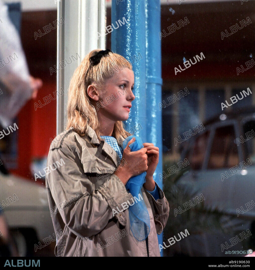 Catherine Dorléac. CATHERINE DENEUVE dans LES PARAPLUIES DE CHERBOURG, 1964, réalisé par JACQUES DEMY. Copyright PARC FILMS.
