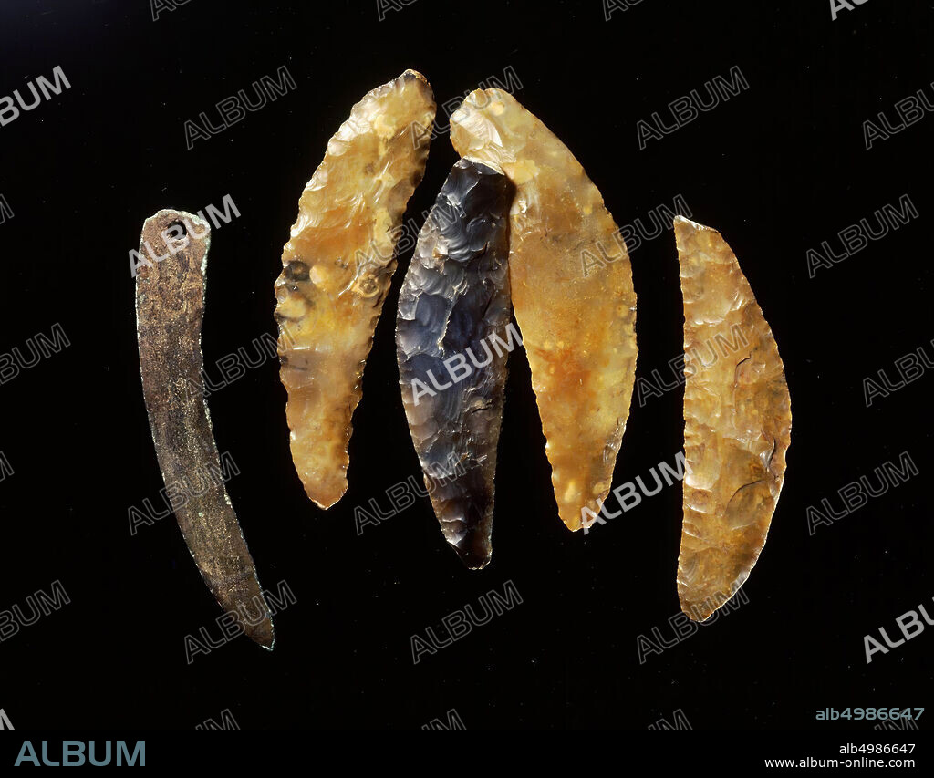 flint sickle, highly polished by use (except handle section), sickle, stone, flint, 16.2 x 4.1 cm, prehistoric -2000.