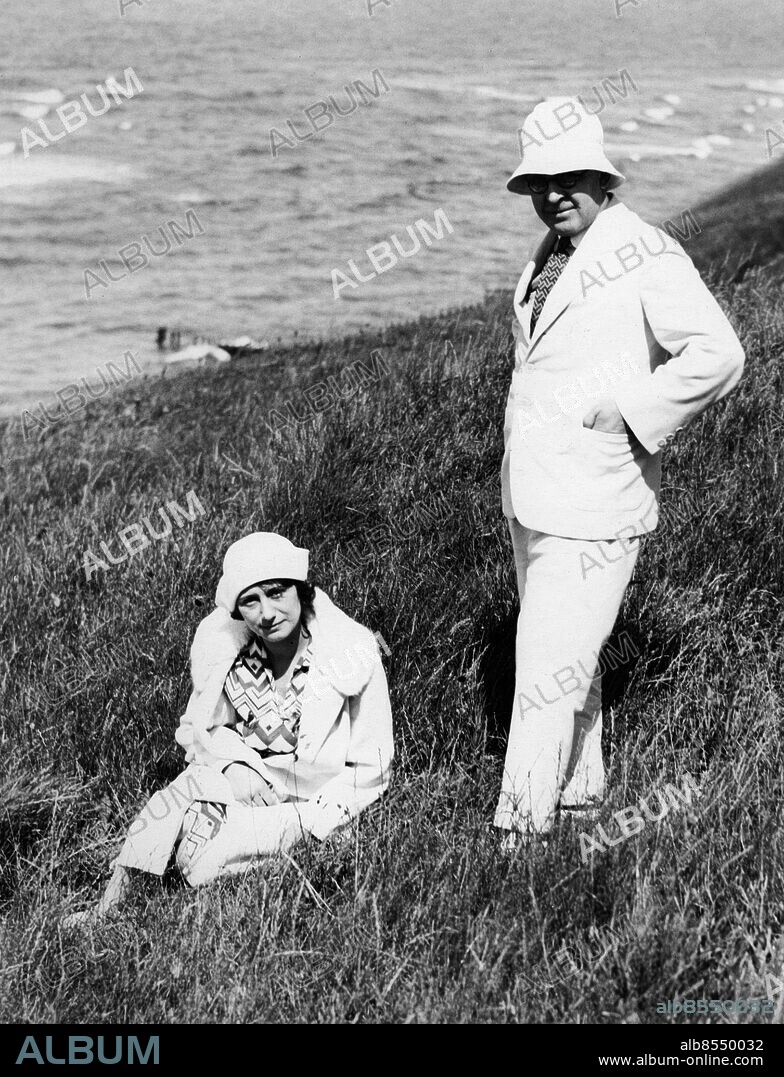 DANMARK TISVILDE OKÄNT FOTODATUM.. Utan bildtext. Not. Stockholmsläkaren Dr. Holtz Holst m. fam på semester i det vackra Tisvilde. Anm. Vita kläder CD688 sites: DANMARK;SVERIGE*;TISVILDE.