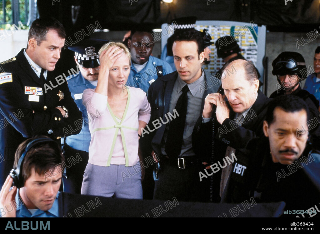 ANNE HECHE, RAY LIOTTA and ROBERT DUVALL in JOHN Q, 2002, directed by NICK CASSAVETES. Copyright BURG/KOULES PRODUCTIONS, EVOLUTION ENTERTAINMENT / GERLITZ, AVA V.