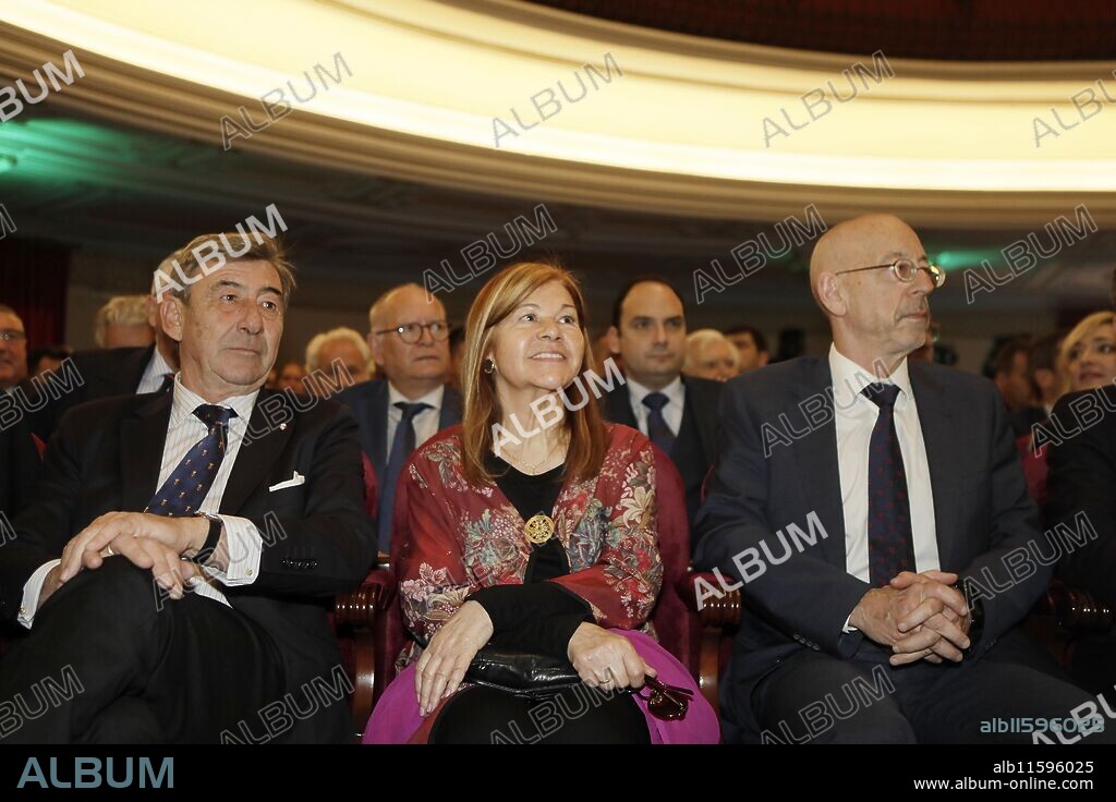 Sevilla, 05/04/2024. XI edición del premio Sabino Fernández Campo que ha tenido lugar en el teatro de Capitanía. En la imagen, Santiago de León, la condesa viuda de Latores y Juan José García de la Cruz Herrero. Foto: Raúl Doblado. ARCHSEV.