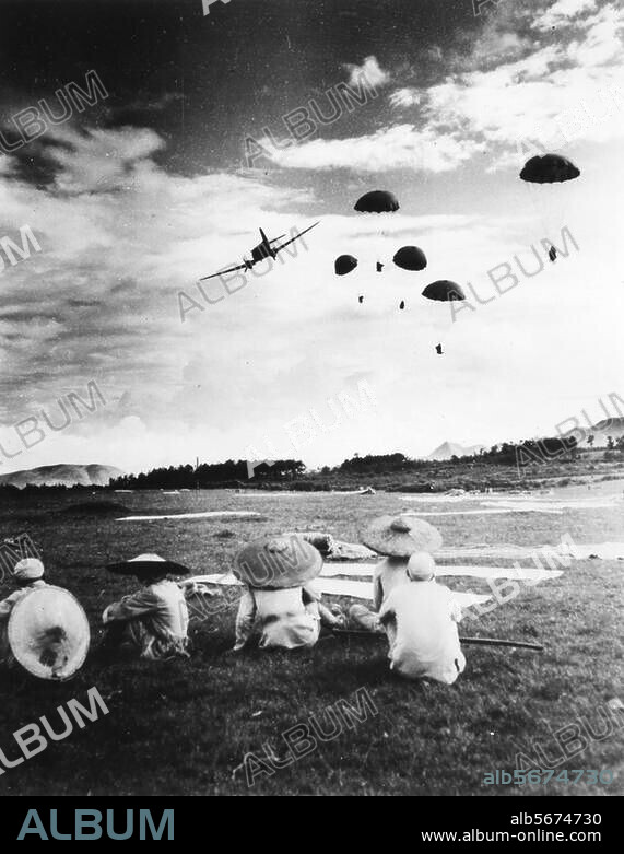 Chinesisch-Japanischer Krieg, Juli 1937-1945: Guerillakrieg der Einheitsfront unter Tschiang-Kai-schek gegen die japanische Besatzung. US-Militärhilfe: Abwurf von Munition für die chinesischen Truppen durch ein Flugzeug der Luftwaffe. Foto, 18.10.1944.