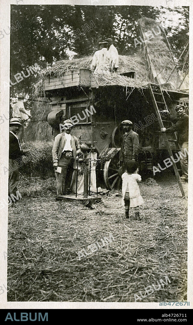 Battage des bles apres la moisson, a l'aide d'une batteuse a vapeur, ouvriers agricoles autour, debut 20eme siecle, vers 1910 . Credit Collection JEAN VIGNE /KHARBINE TAPABOR.