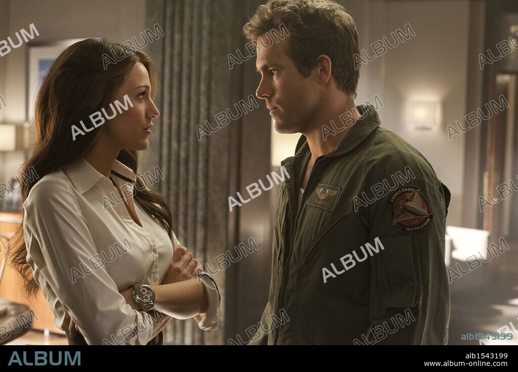BLAKE LIVELY y RYAN REYNOLDS en GREEN LANTERN-LINTERNA VERDE, 2011 (GREEN LANTERN), dirigida por MARTIN CAMPBELL. Copyright WARNER BROS. PICTURES.