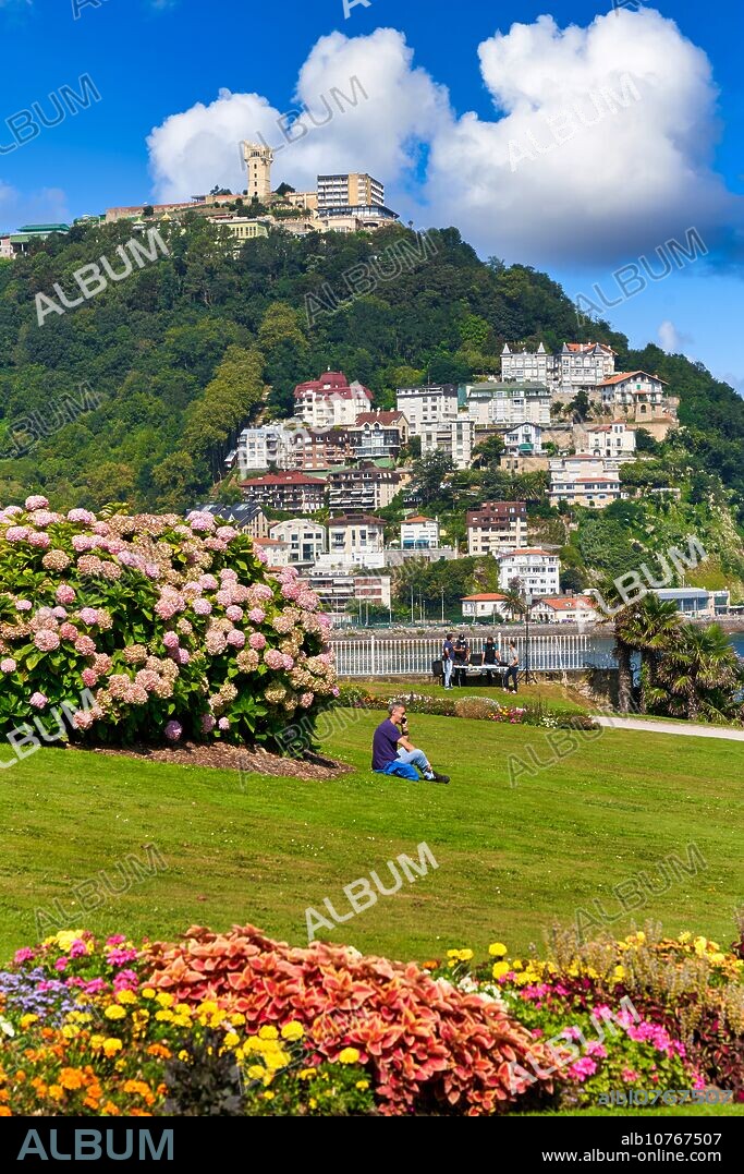 Jardines del Palacio Miramar, detrás el Monte Igeldo, Donostia, San Sebastian, Ciudad cosmopolita de 187.000 habitantes, destaca por su gastronomía, playas urbanas y edificios inspirados en la arquitectura parisina, Gipuzkoa, Basque Country, Spain, Europe.