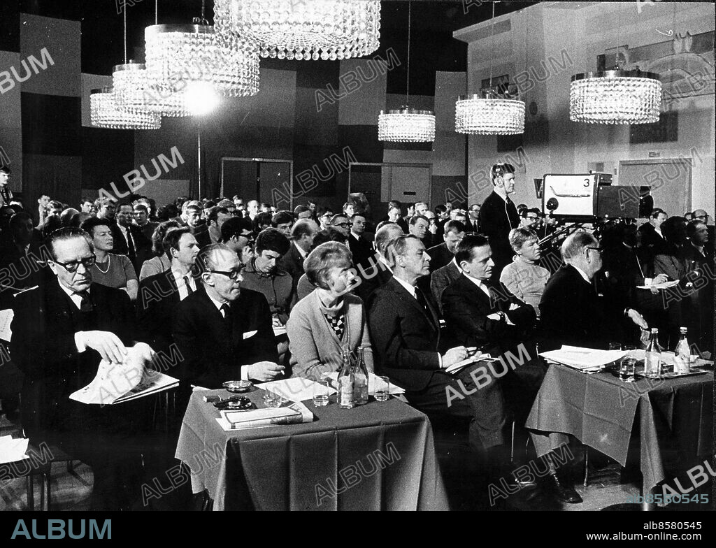 STOCKHOLM 1969-02-10 . Knarkkonferensens egen regeringsbänk från vänster försvarsminister Sven Andersson, justitieminister Herman Kling, familjeminister Camilla Odhnoff, socialminister Sven Aspling, utbildningsminister Olof Palme och statsminister Tage Erlander. Statsministern inledde och avslutade. Hans regeringskolleger satt tysta.. Foto: Olle Wester / Expressen / TT / Kod: 44. ** AFTONBLADET OUT **.