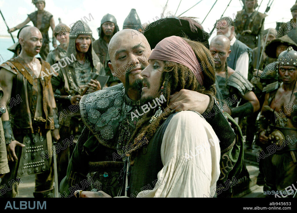 CHOW YUN-FAT and JOHNNY DEPP in PIRATES OF THE CARIBBEAN: AT WORLDS END, 2007, directed by GORE VERBINSKI. Copyright WALT DISNEY PICTURES / MOUNTAIN, PETER.
