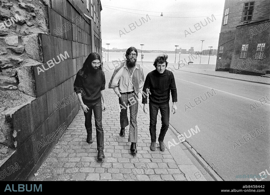 STOCKHOLM 1971-04-29.. Tre amerikanska krigsvägrare i Stockholm. Från vänster Robert Argento, filosofistuderande, samt Herb Rains och Desmond Carragher, båda socialarbetare och kontaktmän för krigsvägrarna.. Foto: Bertil S-son Åberg / RiR / SVT / Kod: 5600. Bild och reportage publ. i RiR 21/71 sid. 16-17 inför TV-programmen Jimmy och Debatt. RiR 20139 sv/v neg   . Trio Handen i fickan.
