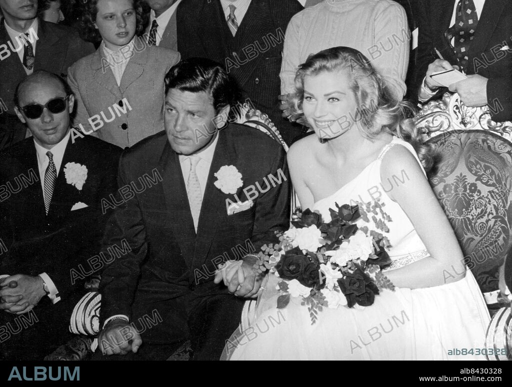 Orig. bildtext... THE SECOND BEST WEDDING Milan, 23rd. The wedding of Miss Iceberg Anita Ekberg, the worldfamous Swedish-born film star and of the British actor Anthony Steel took place yesterday in Florence at 4,50 p.m. Best man for the bridegroom was Mr. Donald Zec, a Mirror executive, for the bride Mr. Ewen Lloyd, the well-known film producer. Anm. Skådespelare Buketter Brudpar CD129 persons: Anita Ekberg ;Anthony Steel sites: ITALIEN ;STORBRITANNIEN* ;FLORENS ;SVERIGE*.