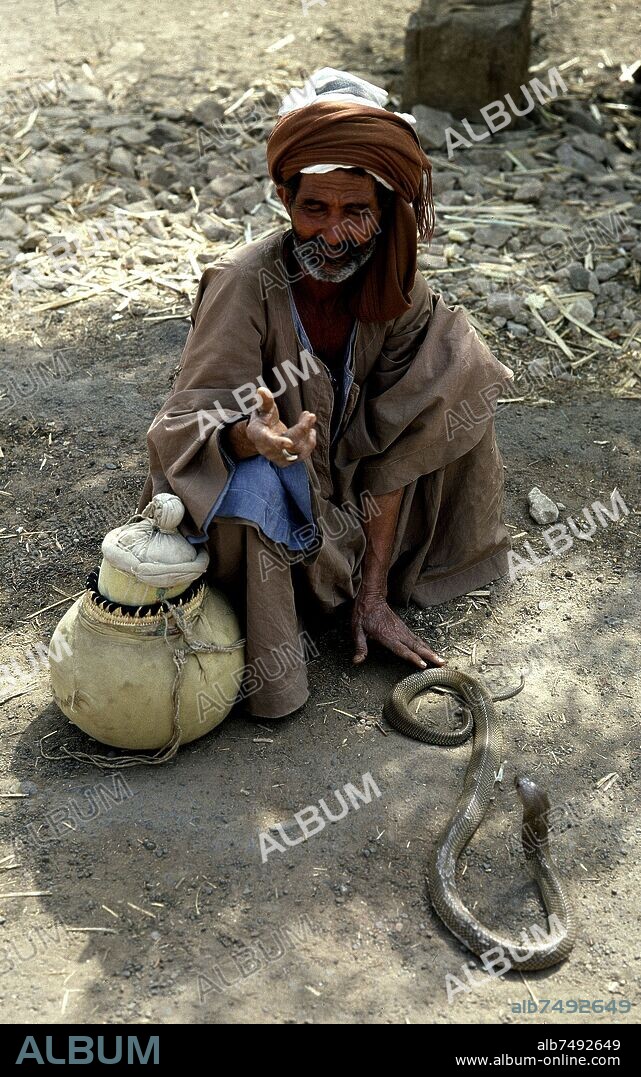 DOMADOR DE SERPIENTES CON UNA COBRA - FOTO AÑOS 80.