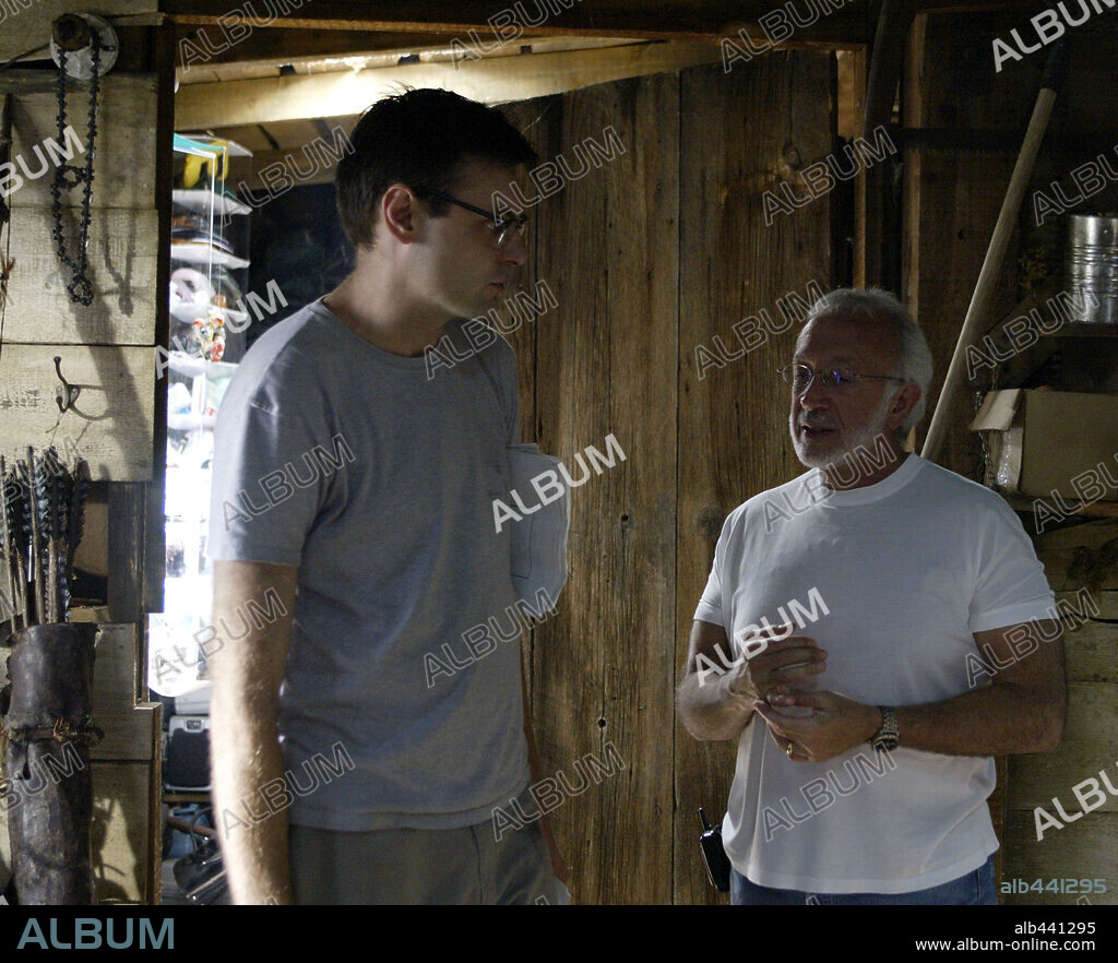 ROB SCHMIDT and STAN WINSTON in WRONG TURN, 2003, directed by ROB SCHMIDT. Copyright 20TH CENTURY FOX/REGENCY ENTERPRISES / RAFY.