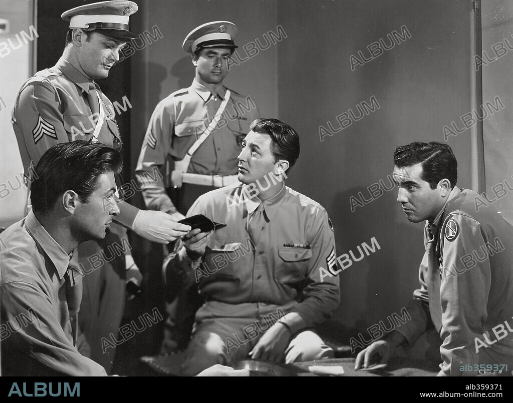 LEX BARKER and ROBERT MITCHUM in CROSSFIRE, 1947, directed by EDWARD DMYTRYK. Copyright RKO.