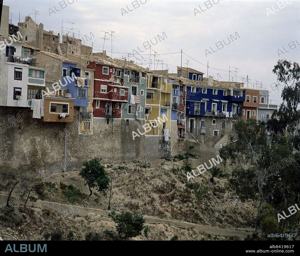 CASAS COLGADAS DE VILLAJOYOSA PINTADAS DE COLORES.