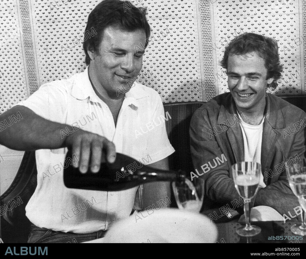 TT-SÖN-RAGGARMORD. ARKIV -840503- Jan Guillou redaktör på SVT:s Rekordmagasinet och Keith Cederholm firar med champagne efter att Keith Cederholms blivit frigiven från fängelset, där han satt tre år oskyldigt dömd för mordbrand då motorgården i Granbacken brändes ner. Foto: Ulf Ryd Kod: 38. COPYRIGHT SCANPIX SWEDEN.