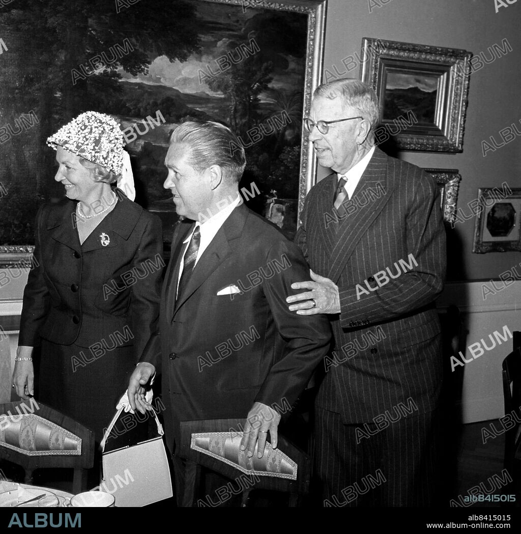 ARKIV 1960-05-30. Jussi och Anna-Lisa Björling när kung Gustaf VI Adolf bjuder föreningen Konstnärernas vänner på lunch på Waldemarsudde. Swedish opera singer Jussi Björling and his wife Anna-Lisa with the Swedish king Gustaf VI Adolf at a royal lunch at Waldermarssudde in Stockholm.. Bilden publicerad i Jacob Forsells bok "Jussi Sången Männniskan Bilderna".. Foto: Carl-Erik Sundström / DN / TT / kod 59 . ** SVD OUT **.