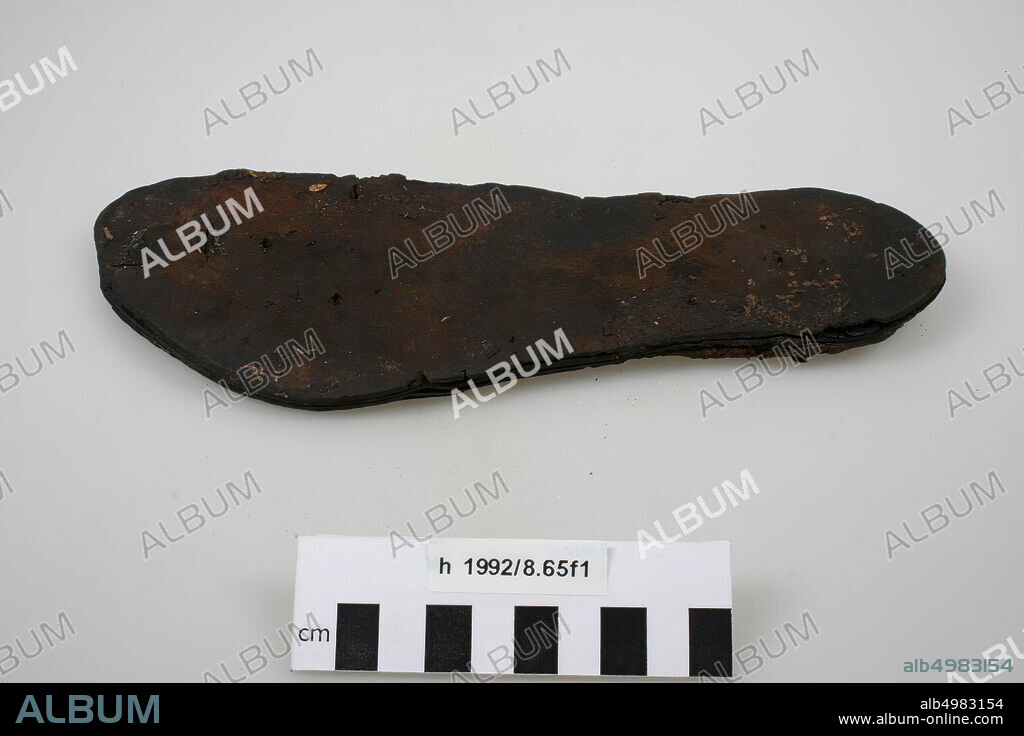 Left shoe sole of leather, consisting of 3 layers. The leather crumbles., Shoe sole, organic, leather, 25.5 x 8 x 1 cm, roman, Netherlands, Utrecht, Woerden, Woerden.