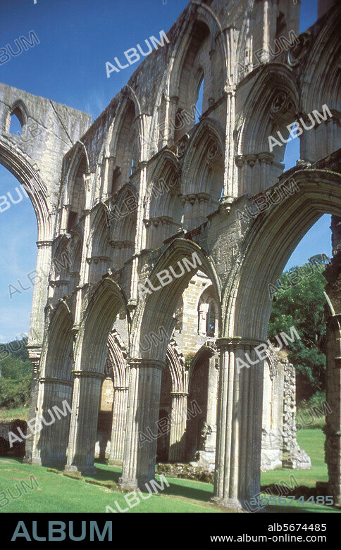 Rievaulx (England, Yorkshire), ehem. Zisterzienserabtei. (Kirche erbaut zwischen 1131 und 1230). Blick auf die Kirchenruine. Foto, undat.