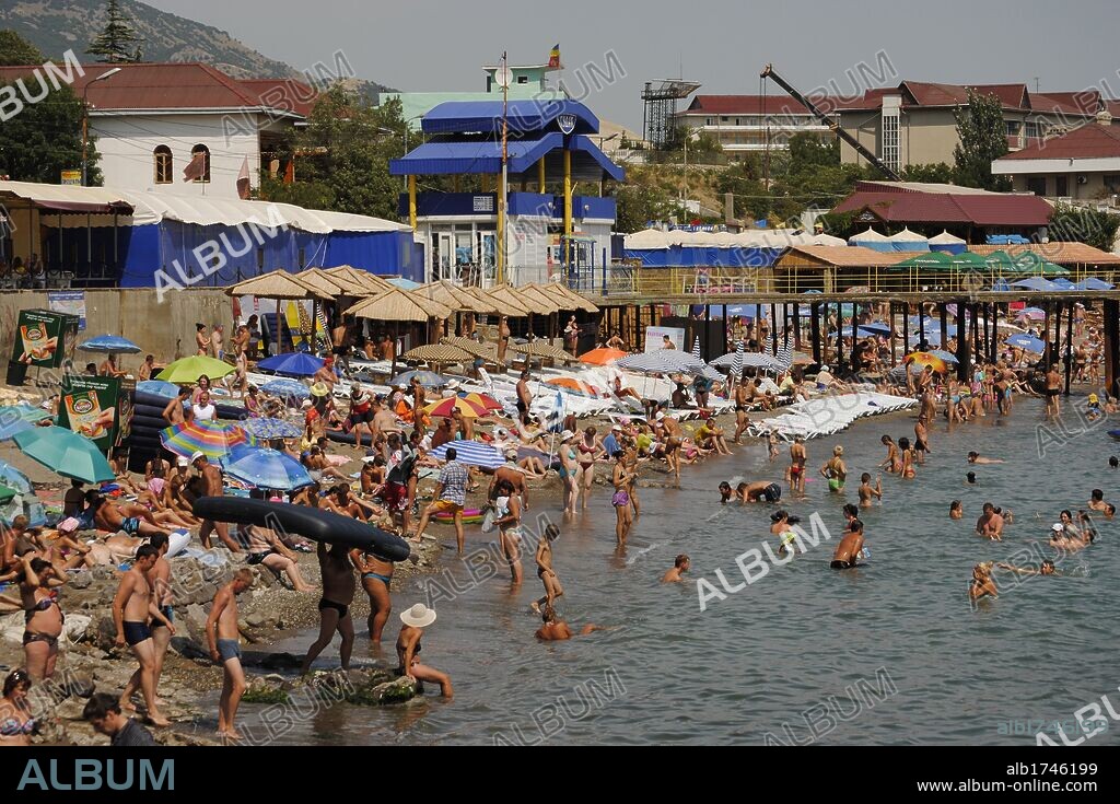 Bañistas en la playa. Sudak. República Autónoma de Crimea. Ucrania.