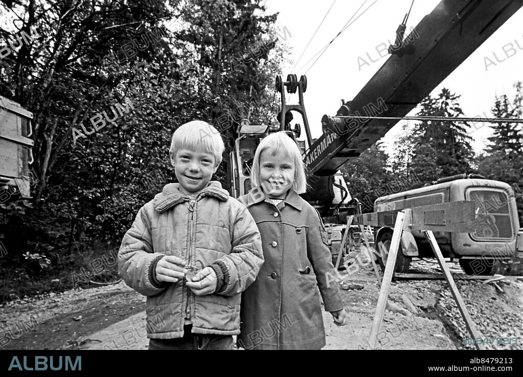 1969-09.. SMÅBARNSKVARTEN - VÅRA HJULBENTA VÄNNER. Radioprogram där Annika Kihlbom och några barn läser sagor och pratar om bilar.. Sänt första gången 1969-09-22.. Här aes Malin, 6 år, och Staffan, 5 år.. Foto: Bo-Aje Mellin / RiR / SVT / Kod: 5600. RiR 19565 sv/v . Barnprogram.
