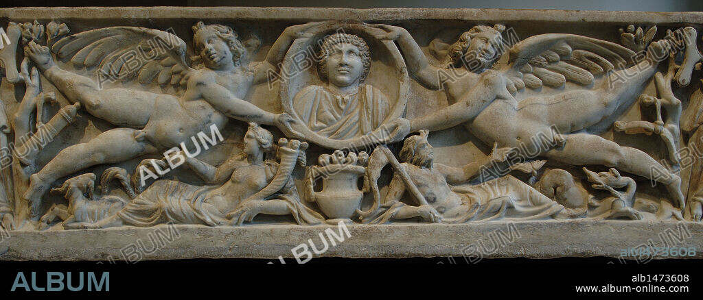 ARTE ROMANO. RELIEVES DE UN SARCOFAGO con la representación de UN JOVEN SOLDADO IMBERBE EN SU ASCENSO A LOS CIELOS. En la parte inferior, la TIERRA y el OCEANO. Mármol. Fechado entre los años 190-200 (época Severa). S. II-III (S. II-S. III). Museo Metropolitano de Arte. Nueva York. Estados Unidos.