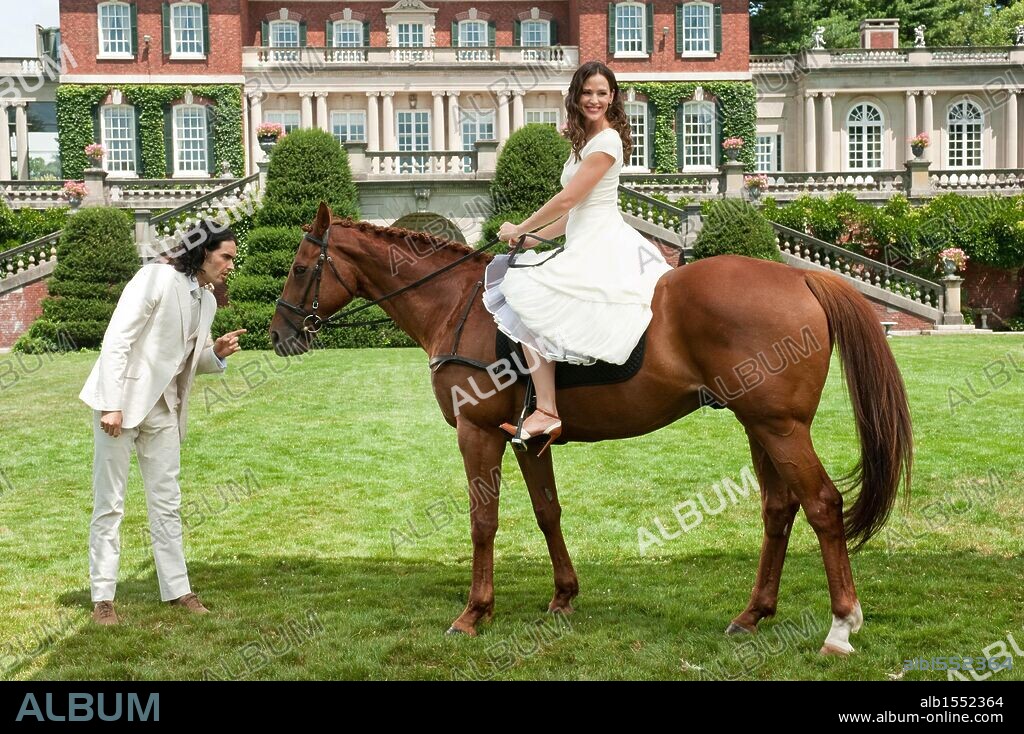 JENNIFER GARNER and RUSSELL BRAND in ARTHUR, 2011, directed by JASON WINER. Copyright WARNER BROS. PICTURES.