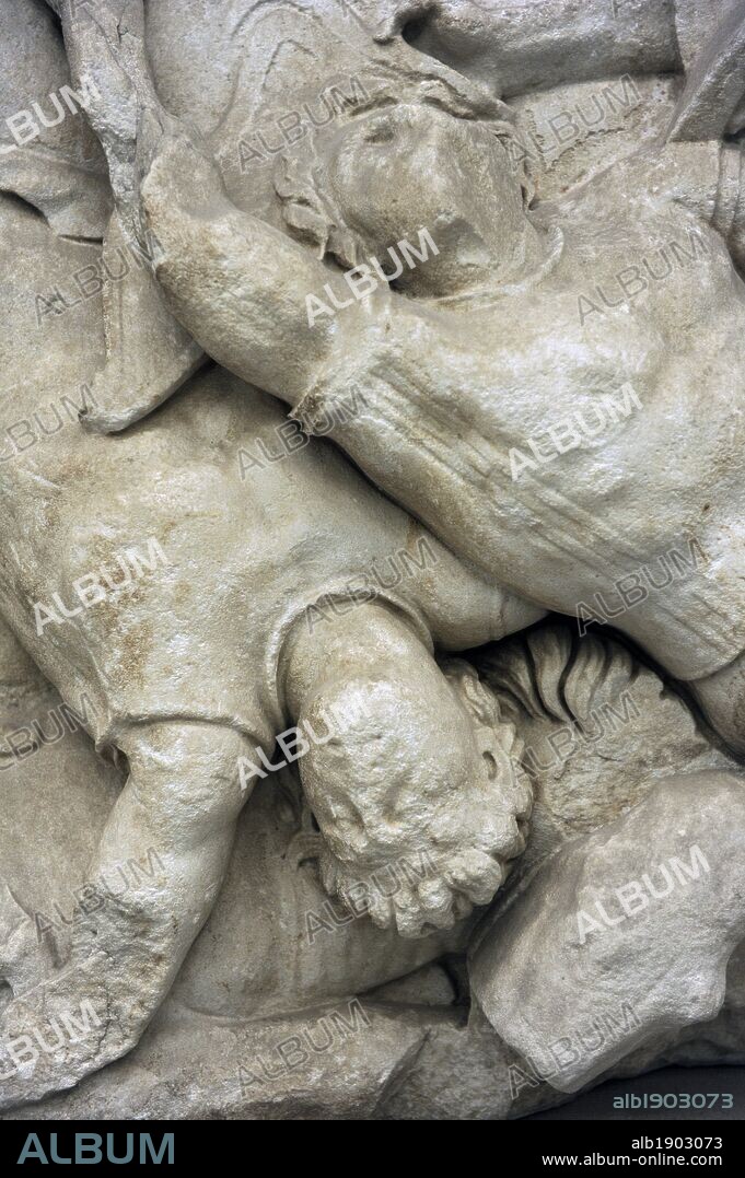ARTE GRIEGO. PERIODO HELENISTICO. ASIA MENOR. ALTAR DE ZEUS O ALTAR DE PERGAMO. Construído por orden de Eumenes II Sóter entre 164 y 156 aC. Los relieves los realizaron artistas de la Escuela de Pérgamo. S. II aC. FRISO DE TELEFO, fundador de Pérgamo. Relieves donde se representa a dos soldados escitas que caen en la batalla. Museo de Pérgamo (Isla de los Museos). Berlín. Alemania. Europa.