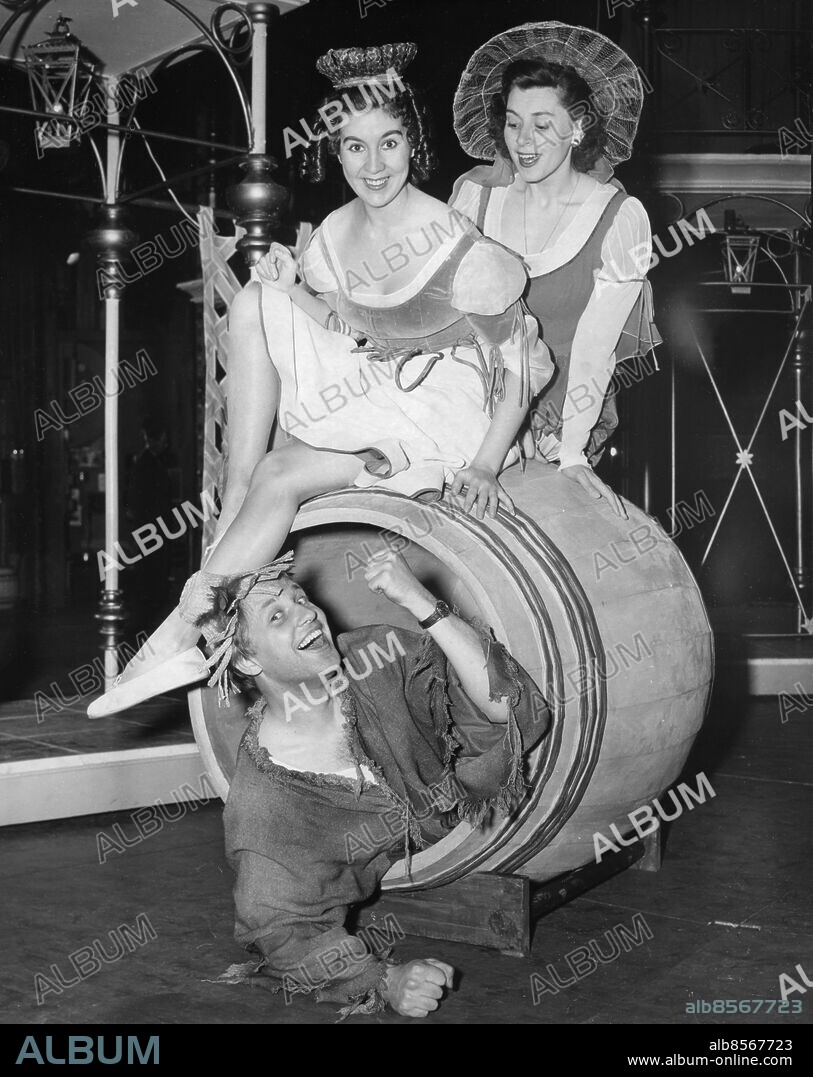 OKÄNT FOTODATUM.. Orig. bildtext... KJERSTIN DELLERT, ELISABETH SÖDERSTRÖM OCH PER GRUNDÉN REPETERAR BOCCACCIO. Anm. Trio Scenkläder Sångare persons: PER GRUNDÉN;ELISABETH SÖDERSTRÖM;KJERSTIN DELLERT sites: SVERIGE.