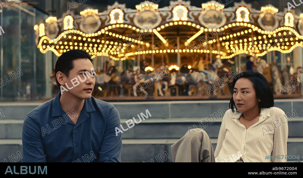 GRETA LEE and TEO YOO in PAST LIVES, 2023, directed by CELINE SONG. Copyright A24 / CJ Entertainment.