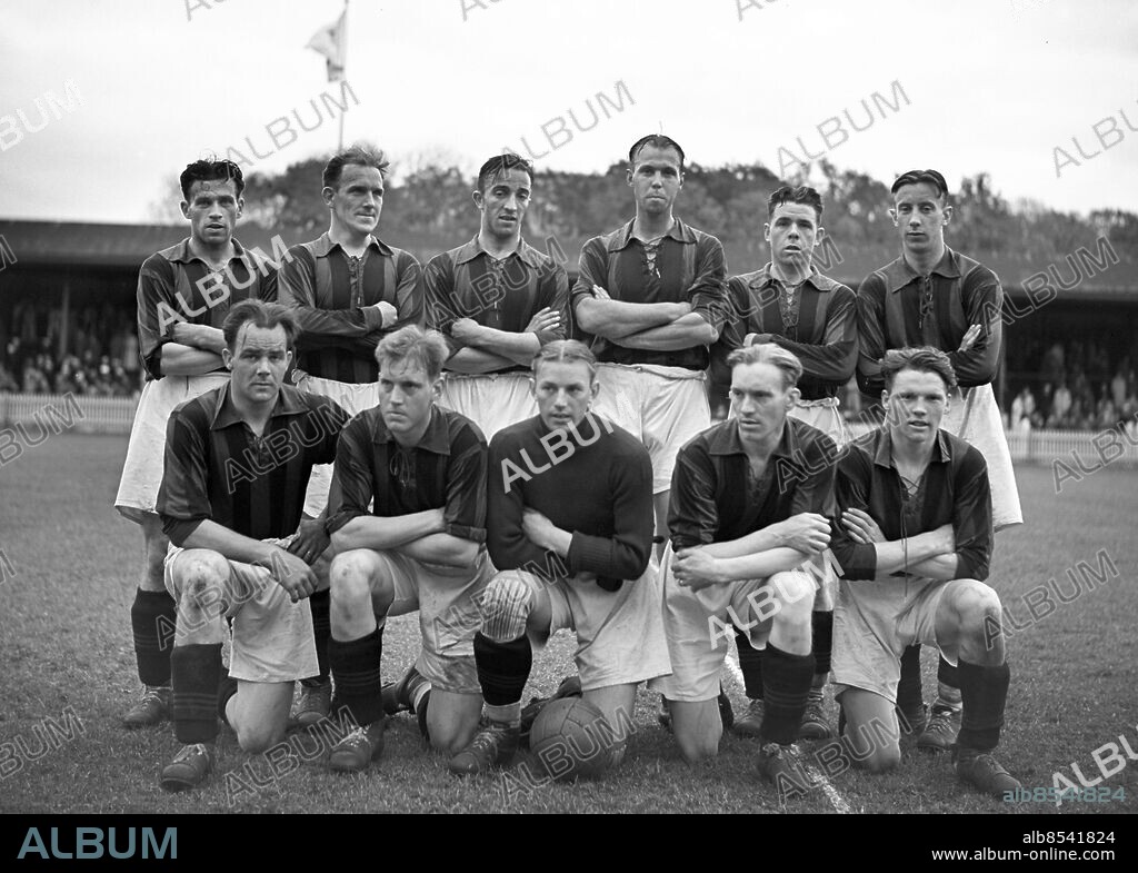 Göteborg juni 1942 - Lagbild Gais på Gamla Ullevi - St fr v: Lundgren - Gustav Andersson - E. Niklasson - "Jac" Jacobsson - Göte Sjösten - Rune Östling - knäst. fr v: Holger Lind - Rolf Gustavsson - Nils Johansson - Arne Gustavsson - Sixten Rosenqvist - *** Local Caption *** GP jun1942_245. KAMERAREPORTAGE.