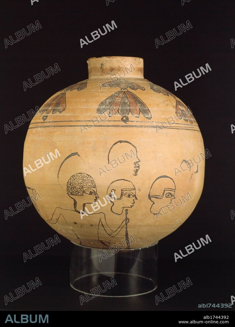 Botella de cerámica, hecha a torno, de pasta fina de color anaranjado, cocción oxidante. Encontrada en la tumba 32 de la necrópolis meroítica de Nag Gamus en Masmas, en la nubia egipcia. Altura: 23 cm. Diámetro: 21 cm.